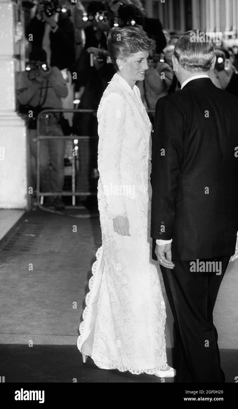 La princesse Diana quitte l'opéra de Covent Garden après un gala royal de 'il Travatore'. LONDRES, ROYAUME-UNI 7 JUIN 1989 Banque D'Images