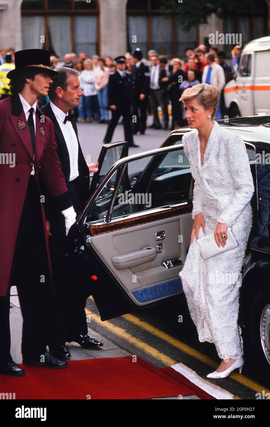 La princesse Diana arrive à l'Opéra de Covent Garden pour un gala royal de 'il Travatore'. LONDRES, ROYAUME-UNI 7 JUIN 1989 Banque D'Images