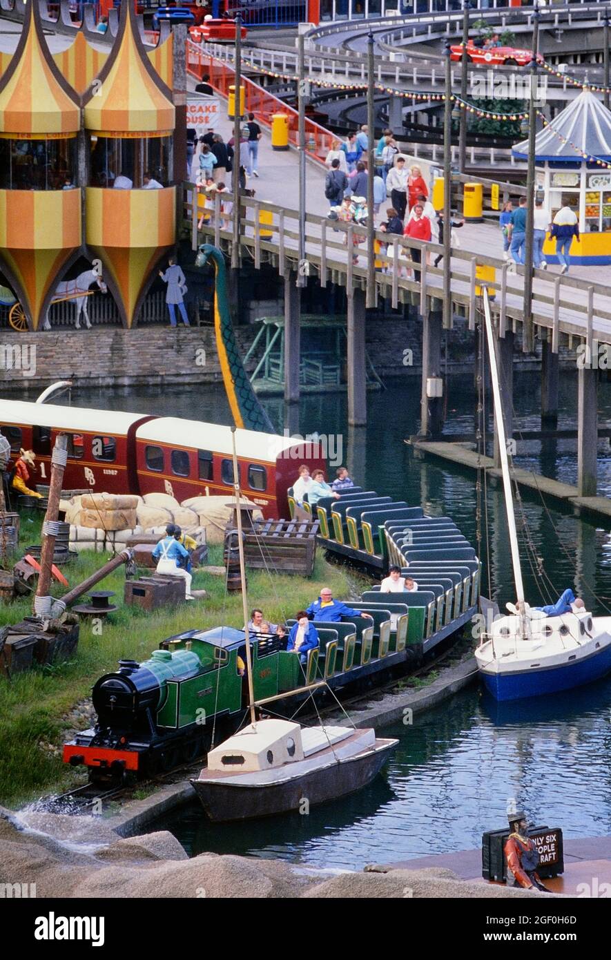 Le train de passagers Blackpool Pleasure Beach Express. Blackpool Pleasure Beach, Blackpool, Lancashire, Angleterre, Royaume-Uni. Vers 1988 Banque D'Images
