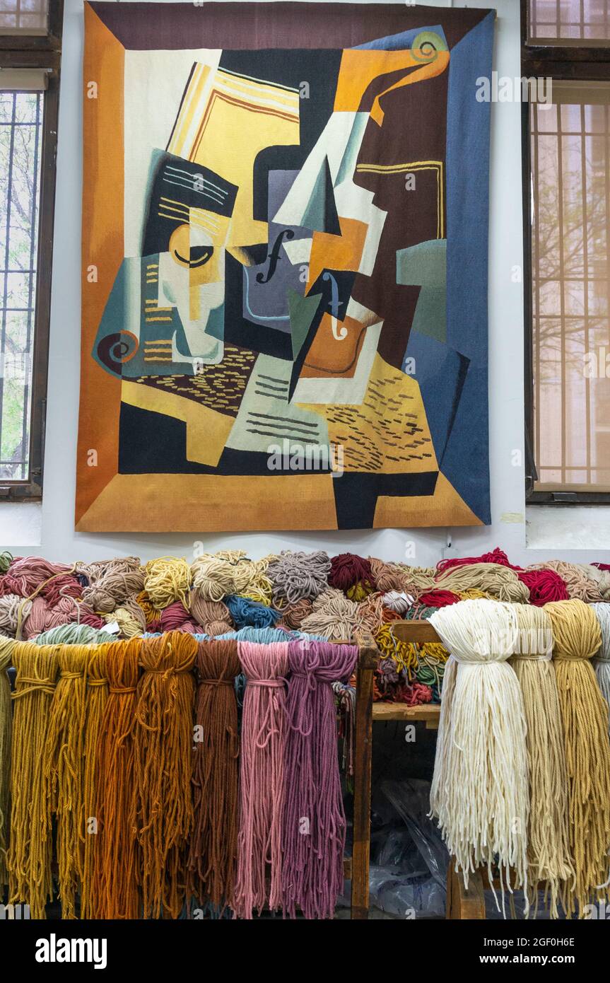 Tapis conçu à partir d'une peinture de Juan gris, avec des pelées de laine  utilisées dans sa fabrication, dans l'usine de tapisserie royale, Madrid,  Espagne Photo Stock - Alamy
