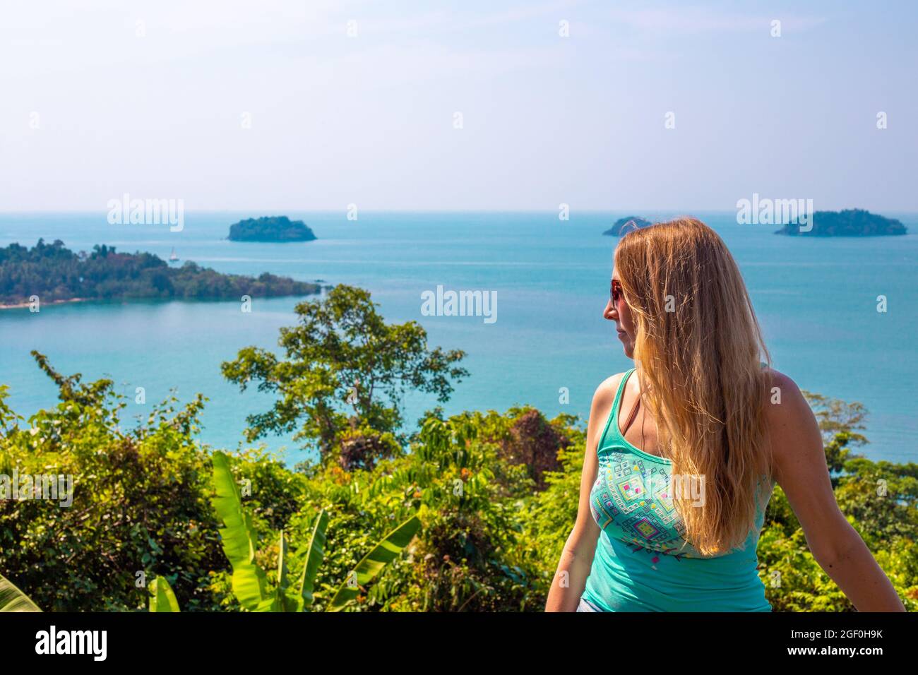 Fille regarde la mer sur le pont d'observation de l'île de Chang Banque D'Images