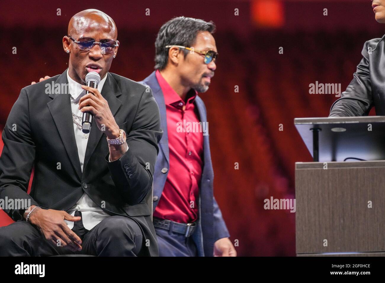 LAS VEGAS, NV - AOÛT 21 : Manny Pacquiao (à droite) offre un pat de soutien sur le dos de Yordenis UGAS (à gauche) alors qu'il marche sur scène pour la conférence de presse post-combat à T-Mobile Arena pour Pacquiao vs UGAS - principal événement le 21 août 2021 à Las Vegas, NV, États-Unis. (Photo de Louis Grasse/PxImages) crédit: PX Images/Alamy Live News Banque D'Images