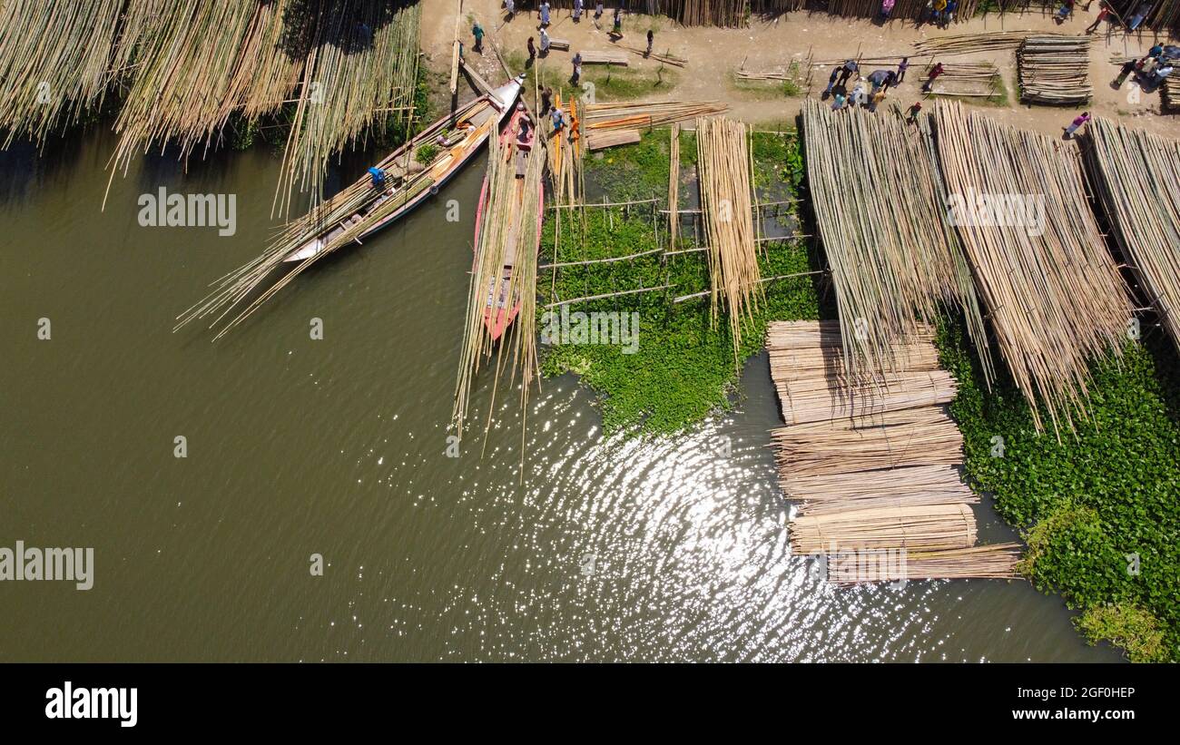 Narayanganj, Dhaka, Bangladesh. 22 août 2021. Les gens se rassemblent dans un marché hebdomadaire de bambou près de la rive de la rivière Brahmaputra à Narayanganj, au Bangladesh. Ce marché traditionnel a commencé il y a 300 ans et siège tous les dimanches. Les acheteurs achètent des bambous en grande quantité et les apportent en bateaux pour les vendre sur les marchés locaux. (Image de crédit : © Joy Saha/ZUMA Press Wire) Banque D'Images