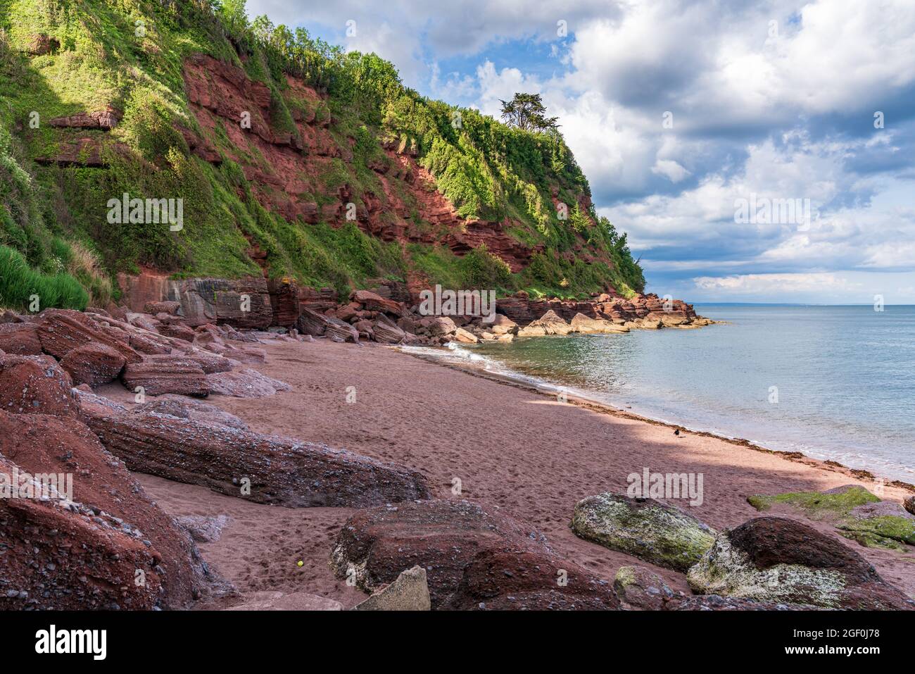 Nuages sur la plage en Maidencombe, Torbay, England, UK Banque D'Images