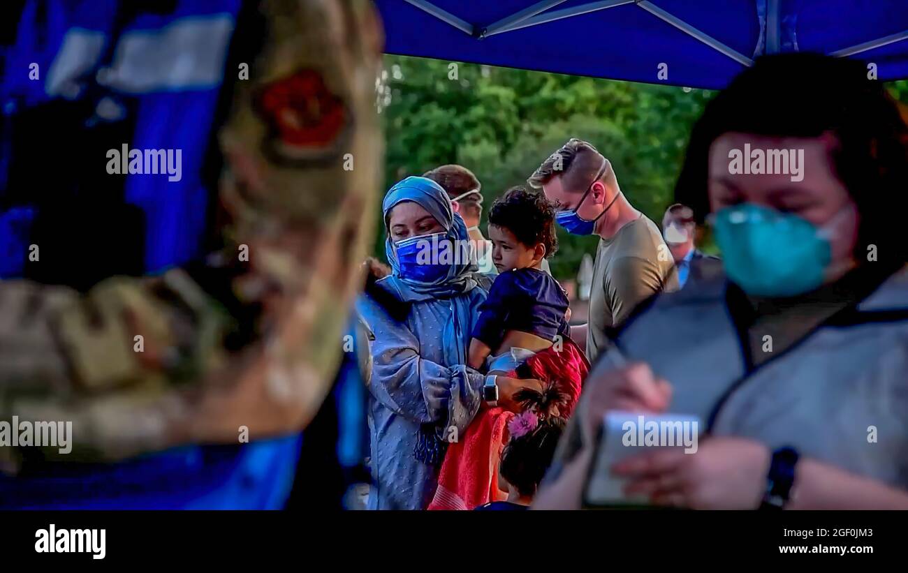 Une famille de personnes évacuées en Afghanistan attend d'être dépistées médicalement à la base aérienne de Ramstein, en Allemagne, le 20 août 2021. La base aérienne de Ramstein fournit un hébergement temporaire et sûr aux personnes évacuées d'Afghanistan dans le cadre de l'opération alliés refuge. Cette opération facilite l'évacuation rapide et sécuritaire des citoyens américains, des demandeurs de visa d'immigrant spécial et d'autres Afghans à risque de l'Afghanistan. PHOTO DE CRÉDIT: DOD US via American PhotoArchive Banque D'Images