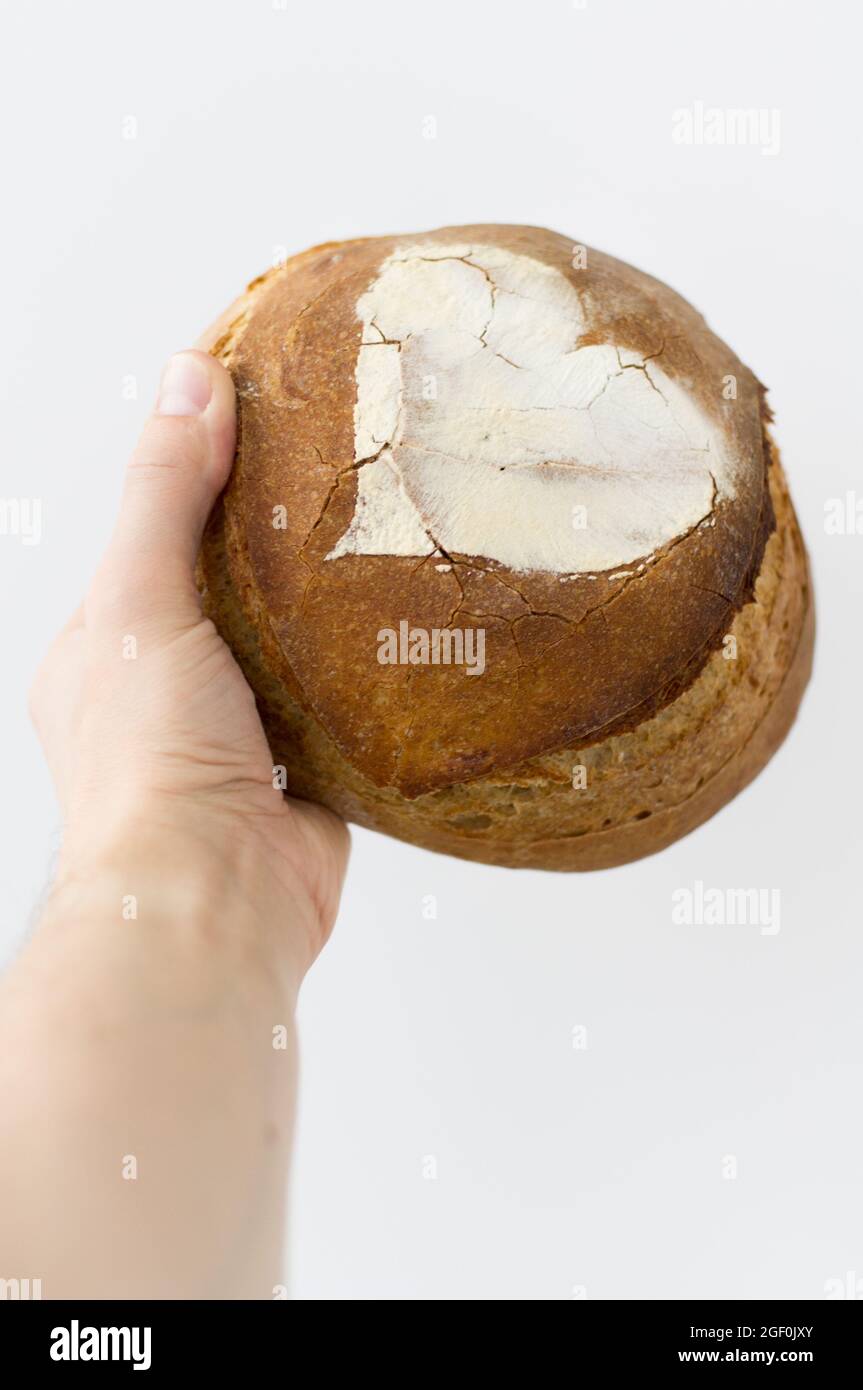 Pain artisanal à la main sur fond blanc Banque D'Images