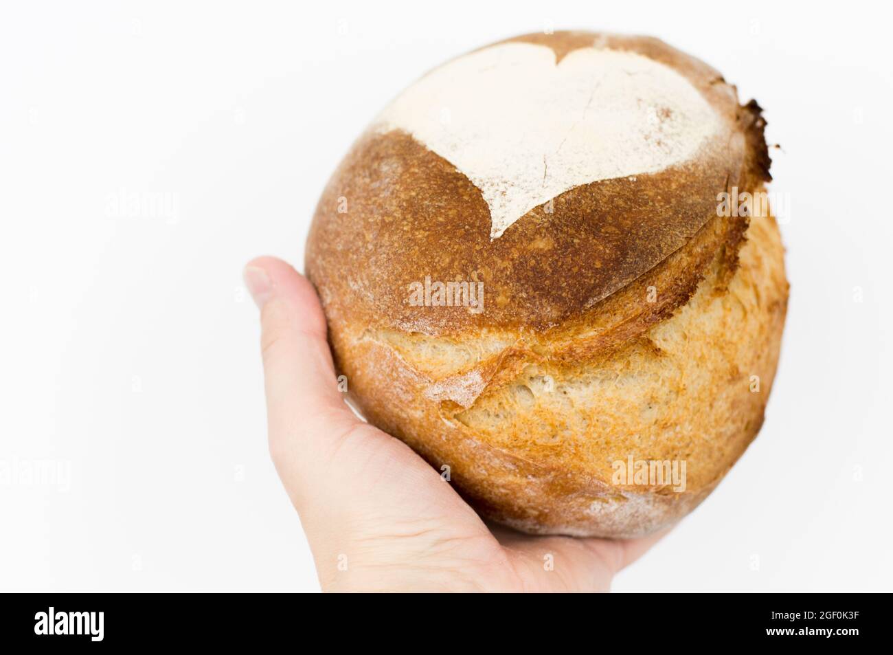 Pain artisanal à la main sur fond blanc Banque D'Images