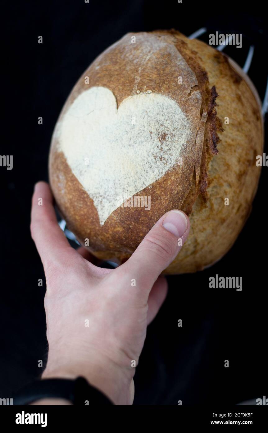 Pain artisanal à la main sur fond noir Banque D'Images