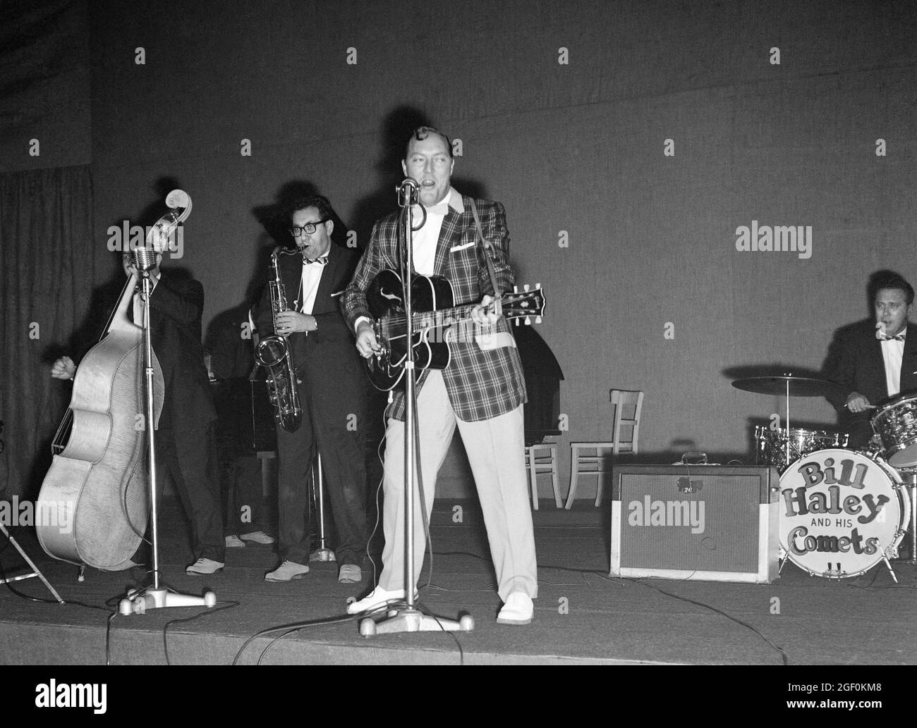 Novembre 1958, Bill Haley et ses comètes en scène, saxophone Rudy Pompilli, batteur Ralph Jones, Strasbourg, Alsace, France, Europe, Banque D'Images
