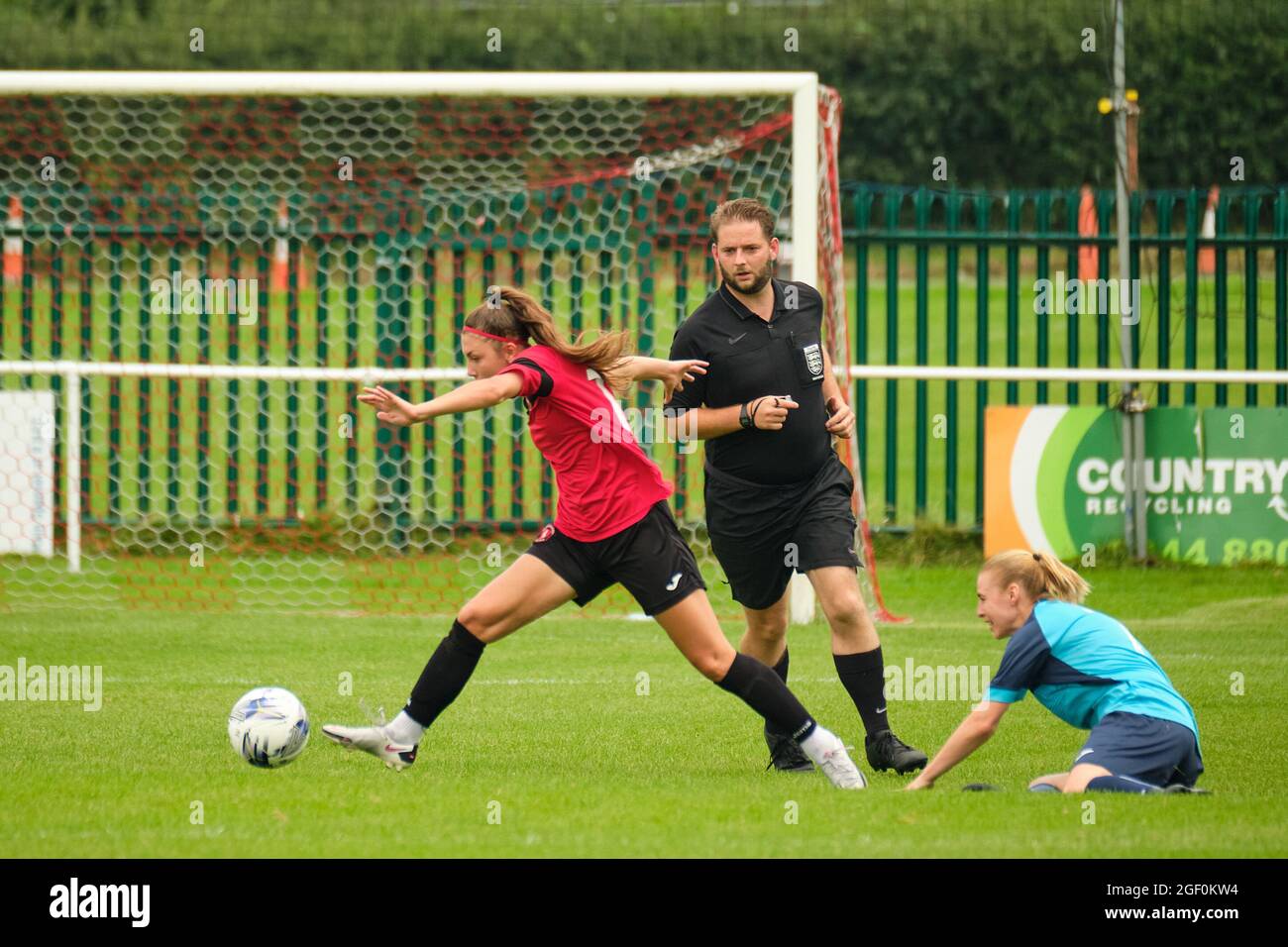 Strood, Royaume-Uni. 22 août 2021. Un joueur de Gillingham s'est mis à la recherche du ballon lors du match de première catégorie de la Ligue nationale des femmes de la FA entre Gillingham et Hounslow au Rochester United Sports Ground à Strood, en Angleterre. Crédit: SPP Sport presse photo. /Alamy Live News Banque D'Images