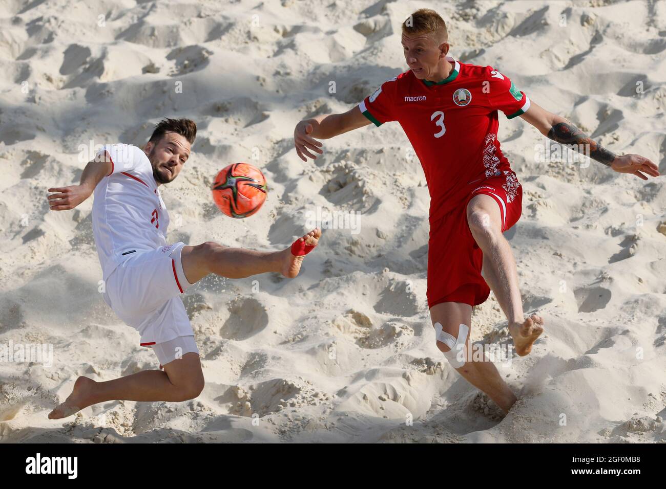 Moscou, Russie. 22 août 2021; Stade Luzhniki, Moscou, Russie: Coupe du monde de la FIFA, tournoi de Beach football; Yauheni Novikau du Bélarus défie Tobias Steinemann de la Suisse, pendant le match entre le Bélarus et la Suisse, pour la 2ème partie du Groupe C crédit: Action plus Sports Images/Alay Live News Banque D'Images