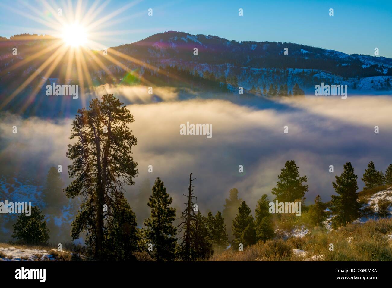 Lever du soleil matinal au-dessus d'une vallée pleine de brouillard Banque D'Images