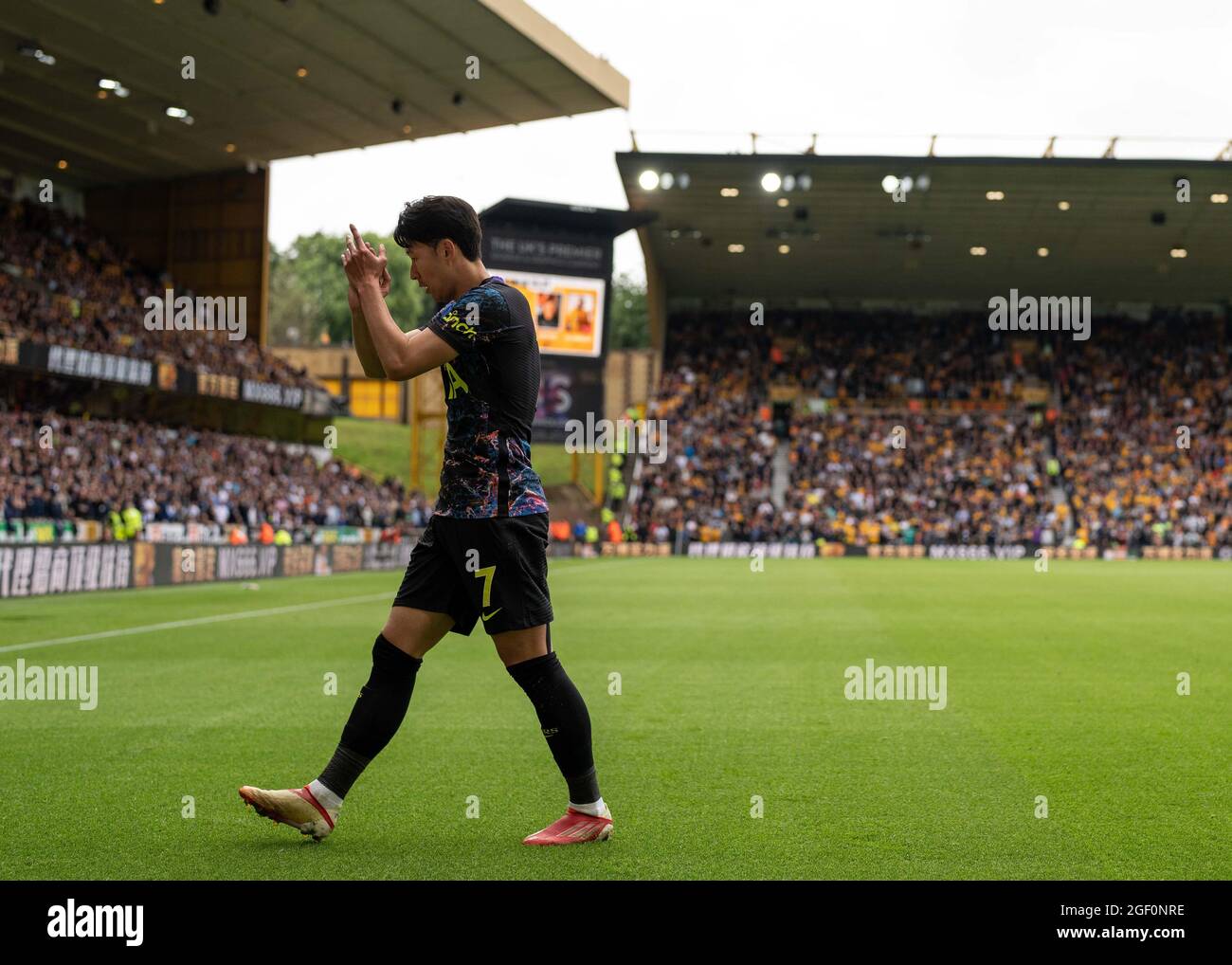 22 août 2021 ; Molineux Stadium, Wolverhampton, West Midlands, Angleterre, Le football de première ligue, Wolverhampton Wanderers versus Tottenham Hotspur; son Heung-min de Tottenham Hotspur applaudit le soutien de Spurs Banque D'Images