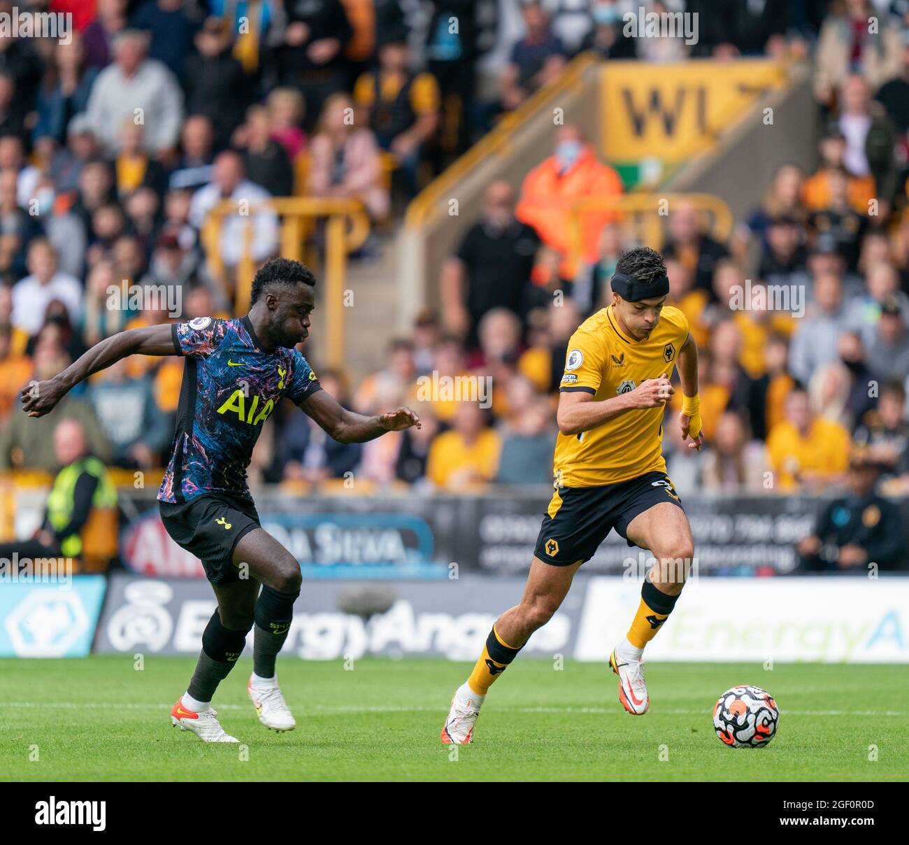 22 août 2021 ; Molineux Stadium, Wolverhampton, West Midlands, Angleterre, Football de première ligue, Wolverhampton Wanderers versus Tottenham Hotspur; Ra&#xfa;l Jim&#xe9;nez de Wolverhampton Wanderers en marche avant avec le ballon contre Japhet Tanganga de Tottenham Hotspur Banque D'Images