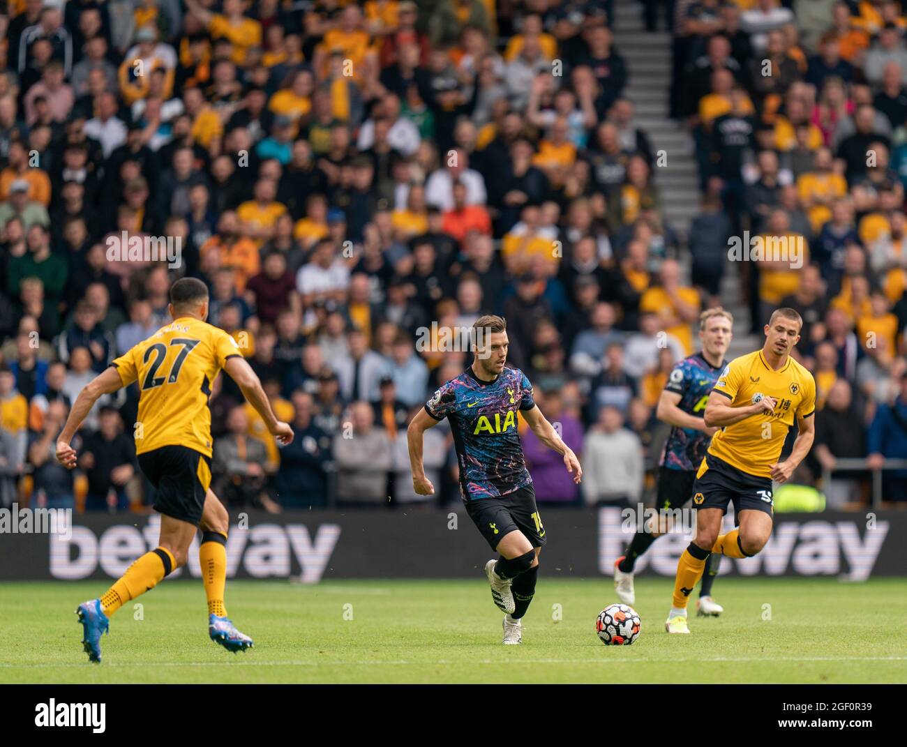 22 août 2021 ; Molineux Stadium, Wolverhampton, West Midlands, Angleterre, Le football de première ligue, Wolverhampton Wanderers versus Tottenham Hotspur ; Giovani Lo Celso de Tottenham Hotspur sur le ballon passe devant Romain sa&#xef;ss de Wolverhampton Wanderers Banque D'Images