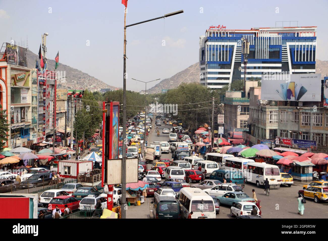 Kaboul, Afghanistan. 22 août 2021. Les Afghans marchent dans une rue à Kaboul, en Afghanistan, le dimanche, août. 22, 2021. Photo de Bashir Darwish/UPI crédit: UPI/Alamy Live News Banque D'Images