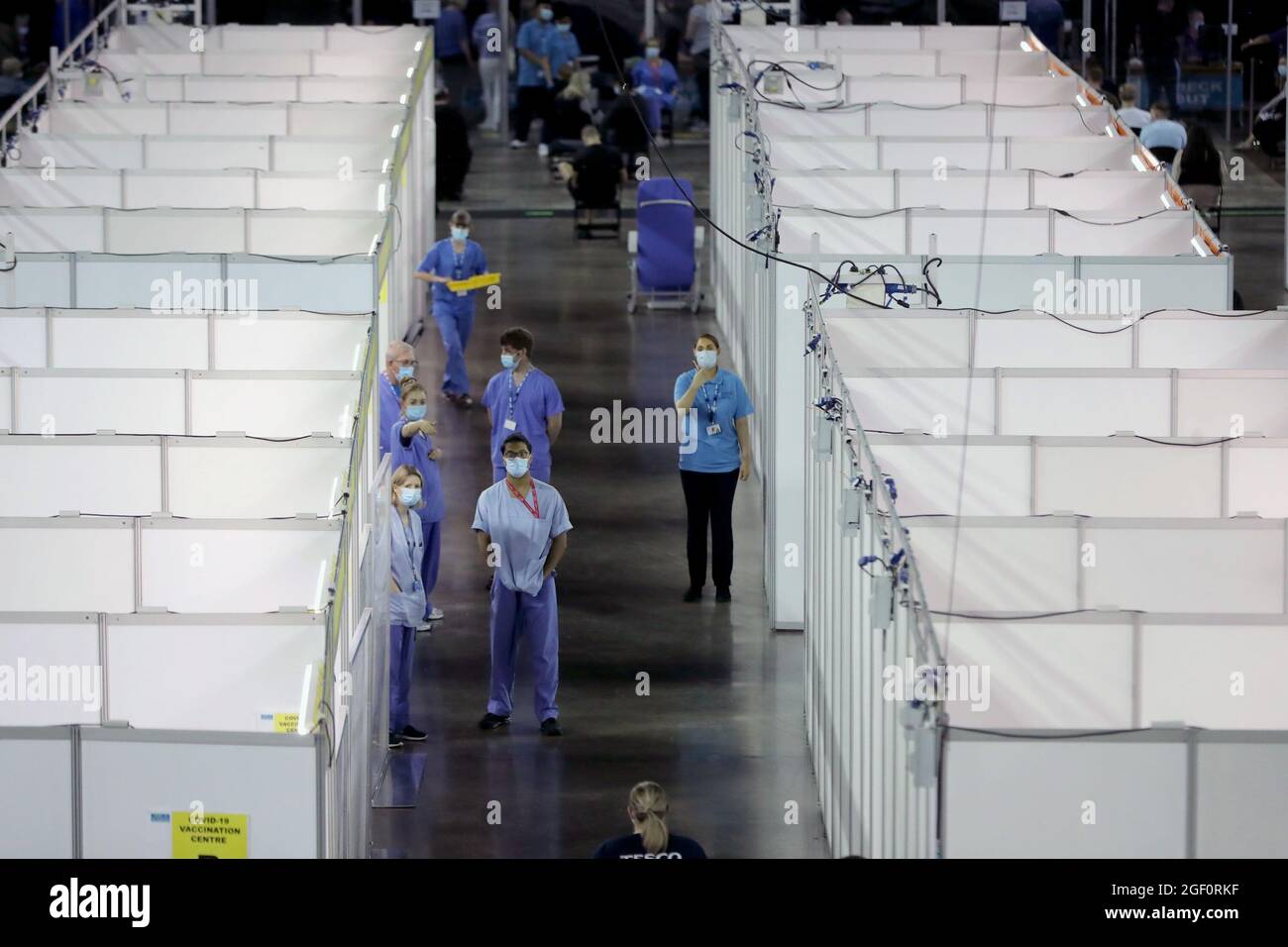 Le personnel médical d'une clinique de vaccination à la SSE Arena, Belfast, pendant le week-end du Big Jab, qui a vu des centres de vaccination sans rendez-vous ouvrir à nouveau en Irlande du Nord pour les premières doses pour tous les adultes, en raison des inquiétudes soulevées par le nombre élevé de cas de Covid dans la région. Date de la photo: Dimanche 22 août 2021. Banque D'Images