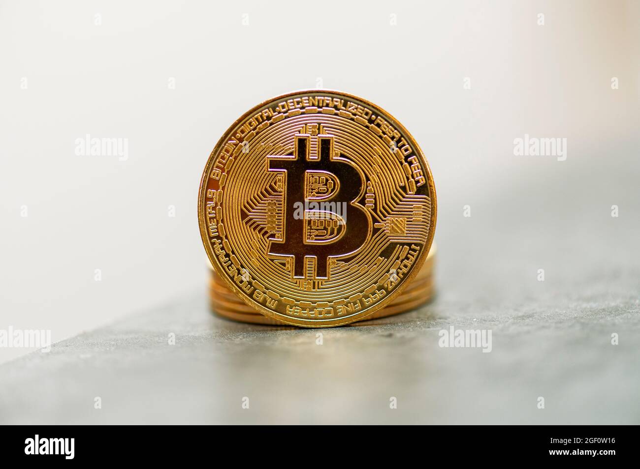 Bitcoin. Peu physique de monnaie. La monnaie numérique. Cryptocurrency. Pièce d'or avec le symbole de bitcoin. Banque D'Images
