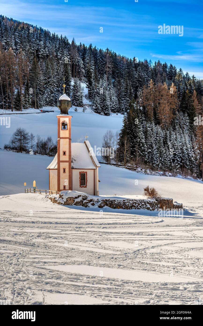Vue pittoresque sur St Johann dans l'église de Ranui, Val di Funes, Alto Adige - Tyrol du Sud, Italie Banque D'Images