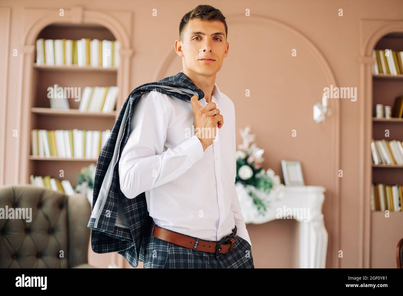 Portrait du marié, le marié se prépare à rencontrer la mariée, homme élégant dans un costume posant dans le studio, jour de mariage Banque D'Images