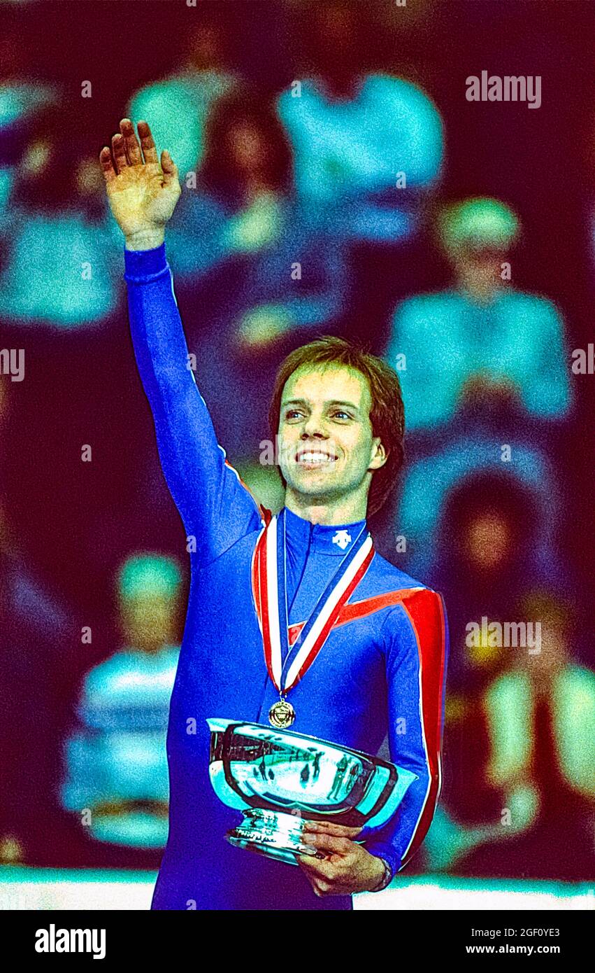 Scott Hamilton remporte l'or dans la compétition de patinage artistique pour hommes aux champions nationaux de patinage artistique 1984 des États-Unis Banque D'Images