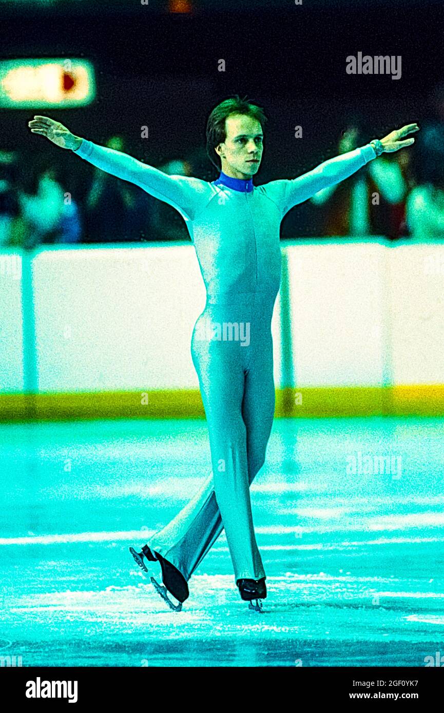 Scott Hamilton (États-Unis) pendant le court programme de la compétition de patinage artistique pour hommes aux Jeux Olympiques d'hiver de 1984 Banque D'Images