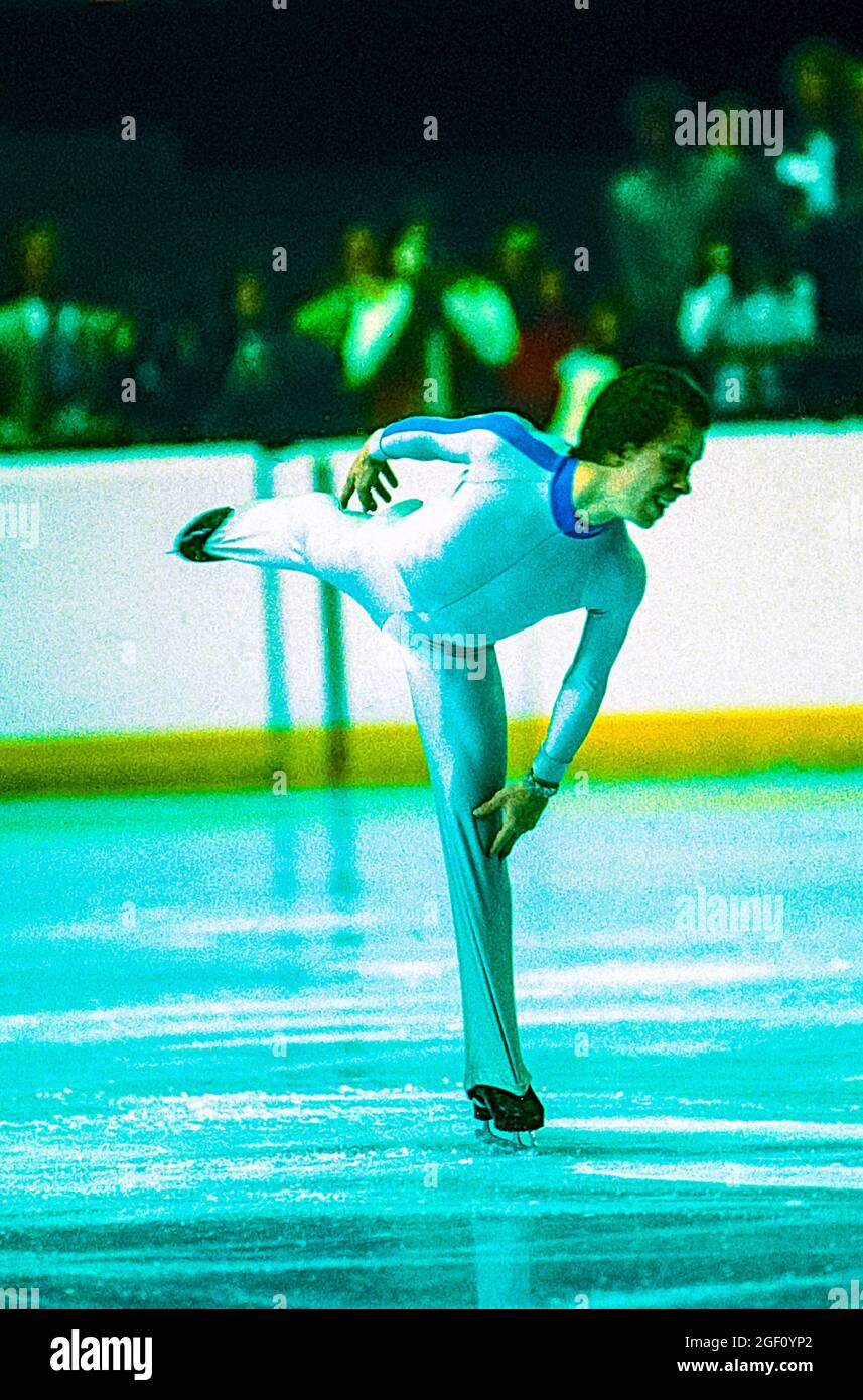 Scott Hamilton (États-Unis) pendant le court programme de la compétition de patinage artistique pour hommes aux Jeux Olympiques d'hiver de 1984 Banque D'Images