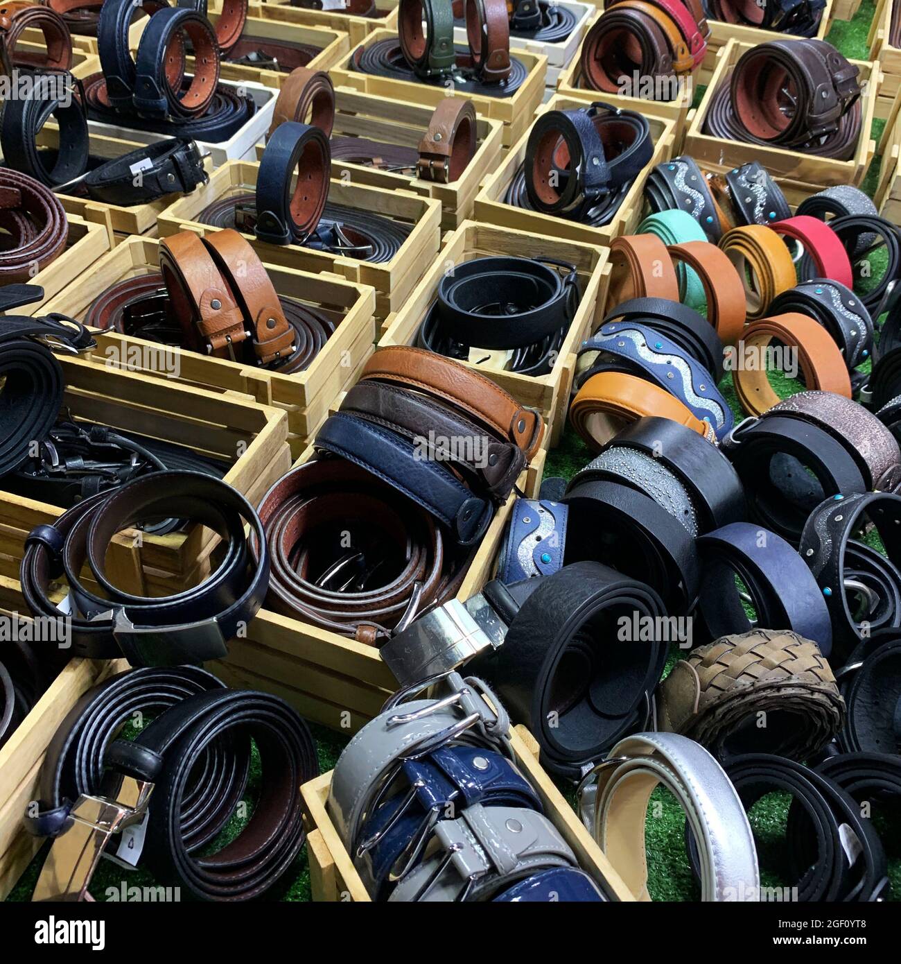 Ceintures et articles en cuir à vendre dans les rues et les marchés de Toscane, Italie. Banque D'Images