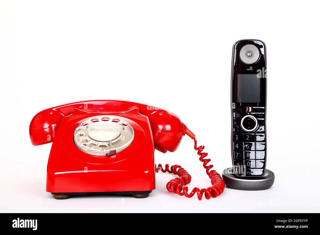 Nouveau téléphone personnel numérique avancé BT utilisant une connexion haut débit pour passer des appels téléphoniques de qualité HD à côté d'un ancien modèle GPO 746F vers les années 1970. Banque D'Images