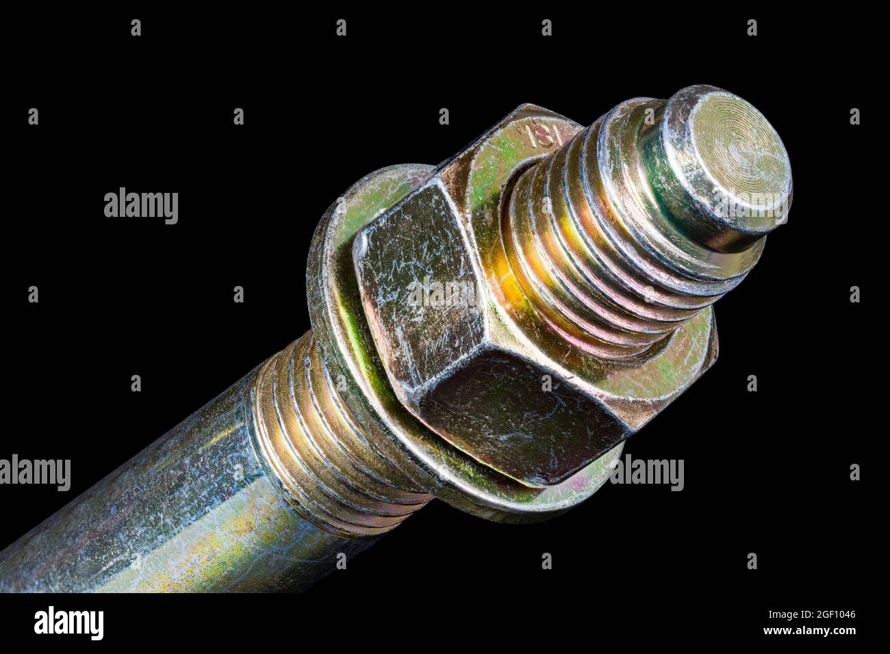 Écrou hexagonal et rondelle à l'extrémité de la fixation de boulon d'ancrage galvanisé en métal sur fond noir. Détail artistique du filetage sur la tige d'ancrage dans le béton. Banque D'Images
