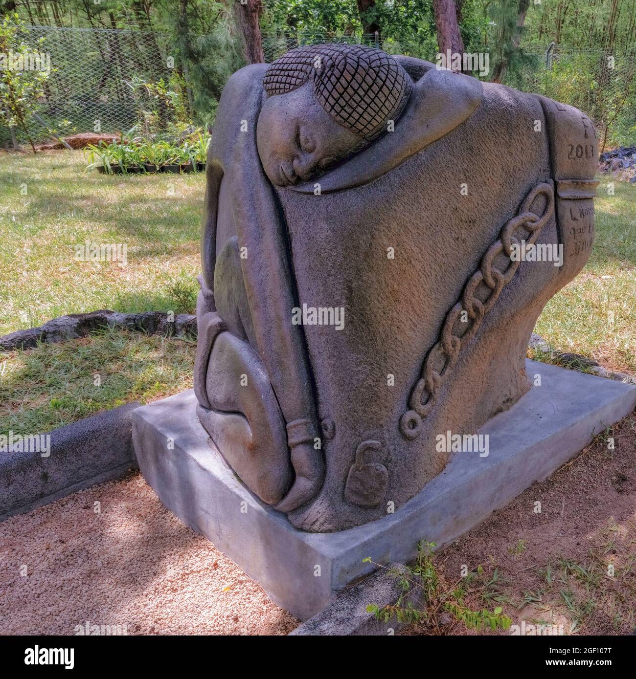 Maurice, îles Mascarene. Prière de briser les chaînes, sculpture du sculpteur haïtien Fritz Laratte, 1933 - 2014 au Monument de la route des esclaves au Banque D'Images