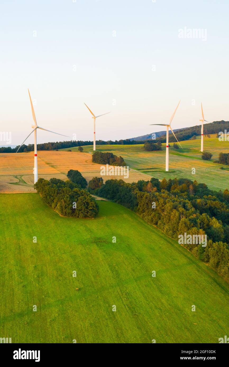 Vue aérienne du parc éolien avec des éoliennes à fort vent pour la production d'éco-électricité . Station d'alimentation verte. Banque D'Images