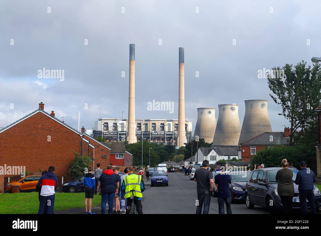 Les foules se rassemblent pour observer la démolition de 2 cheminées et chaudières de la centrale électrique de Ferrybridge C par des explosifs contrôlés Banque D'Images