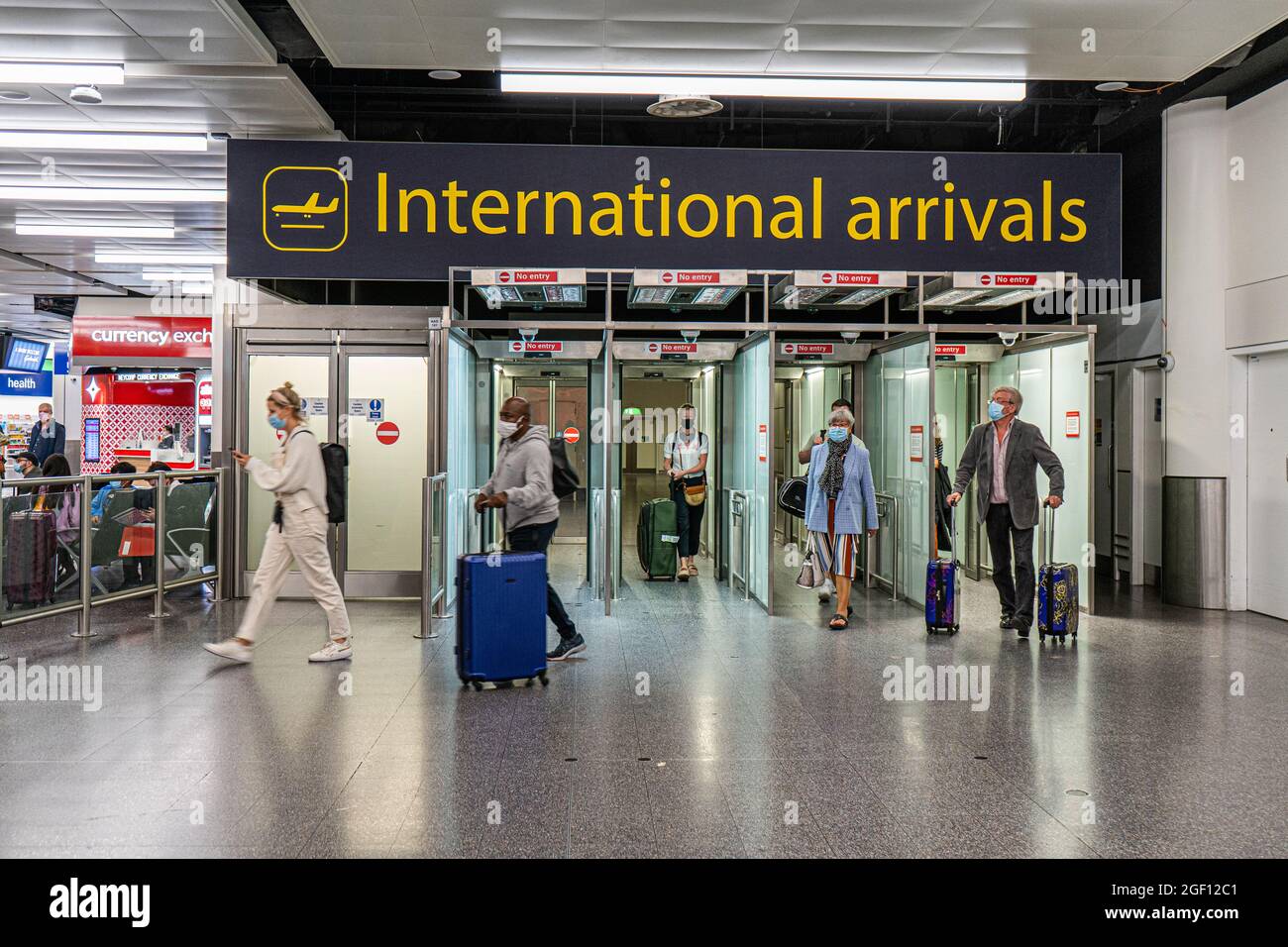 GATWICK, LONDRES, ROYAUME-UNI. 22 août 2021. Les passagers portant un masque arrivent au terminal international du Nord à l'aéroport de Gatwick. Le gouvernement a récemment renoncé à la quarantaine pour les passagers entièrement vaccinés arrivant des pays de la liste ambre. Credit amer ghazzal/Alamy Live News Banque D'Images