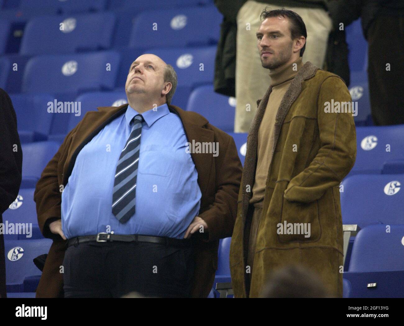 Gelsenkirchen Allemagne 9.11.2002, football: Saison Bundesliga 2002/03, FC Schalke 04 (S04, bleu) vs Bayer 04 Leverkusen (B04, rouge) 0:1 — Rainer CALMUND, Jens NOWOTNY (B04) Banque D'Images