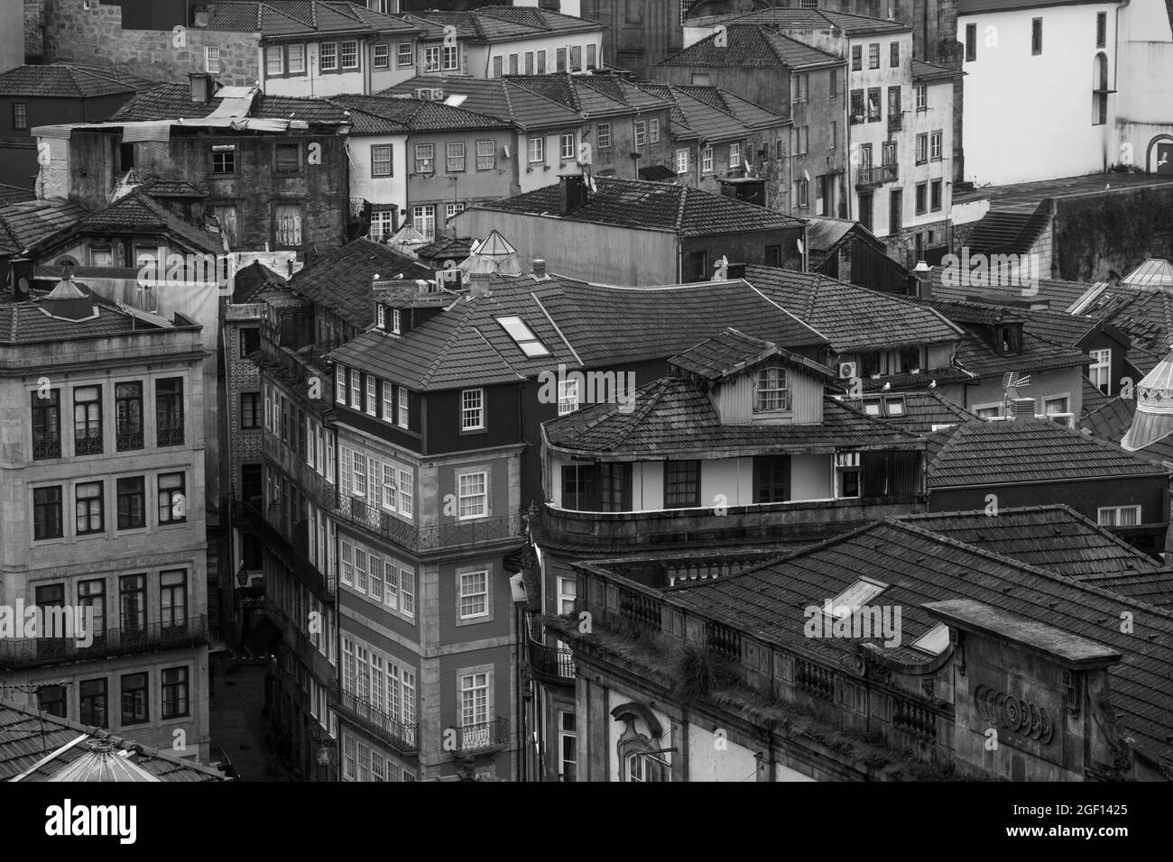 Vue sur les maisons du vieux centre de Porto, Portugal. Photo en noir et blanc. Banque D'Images