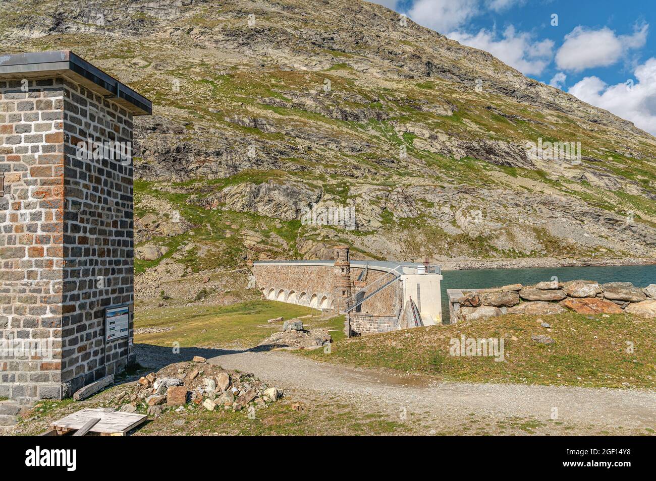 Mur du barrage à Lago Bianco à Bernina Pass, Grisons, Suisse Banque D'Images