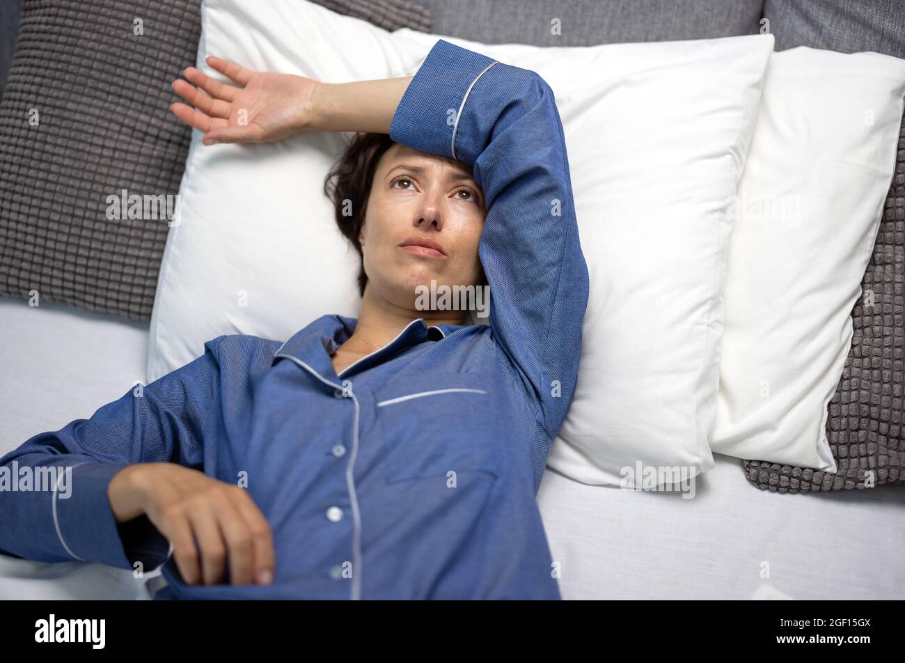 Femme en pyjama ayant mal de tête Banque D'Images