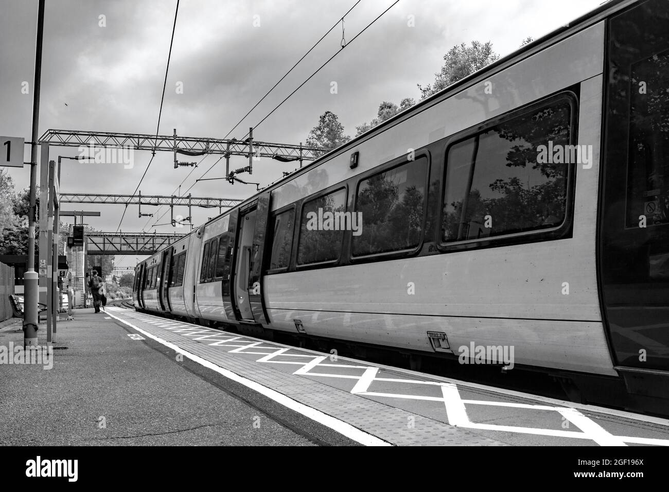 Un débarras solitaire du train à destination de Londres à Sawbridgeworth, dans le Hertfordshire. Banque D'Images