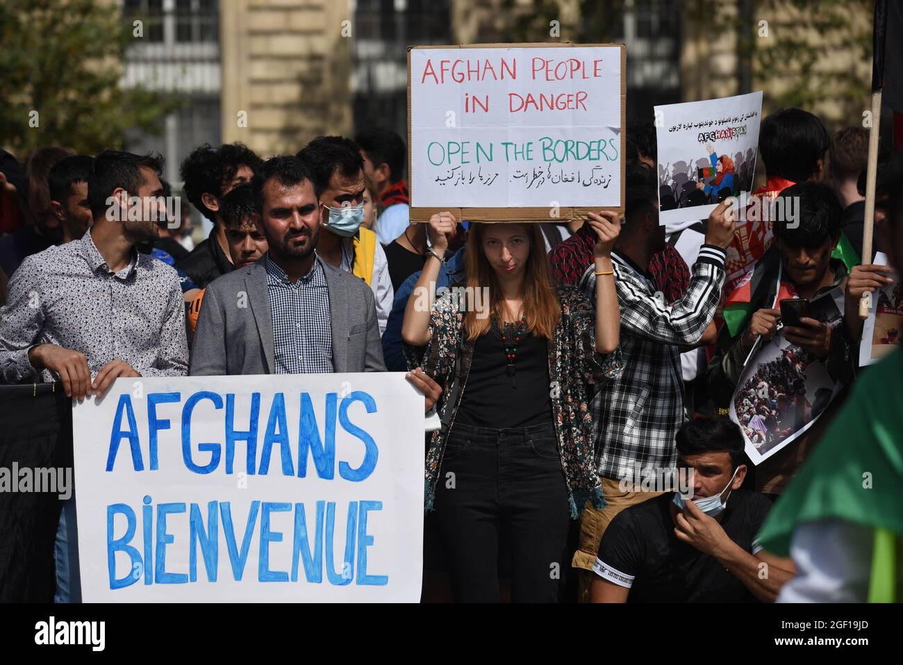 *** STRICTEMENT AUCUNE VENTE AUX MÉDIAS OU ÉDITEURS FRANÇAIS - DROITS RÉSERVÉS ***22 AOÛT 2021 - PARIS, FRANCE: Des centaines d'Afghans et de Français se réunissent sur la place de la République pour protester contre la prise de pouvoir par les talibans de l'Afghanistan et exiger une évacuation sûre des Afghans et de leur famille depuis l'aéroport de Kaboul. Banque D'Images