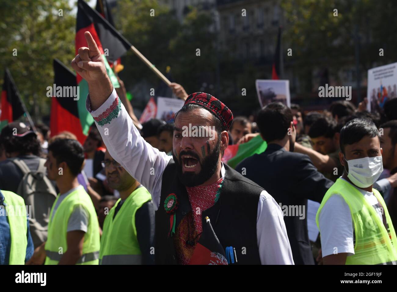 *** STRICTEMENT AUCUNE VENTE AUX MÉDIAS OU ÉDITEURS FRANÇAIS - DROITS RÉSERVÉS ***22 AOÛT 2021 - PARIS, FRANCE: Des centaines d'Afghans et de Français se réunissent sur la place de la République pour protester contre la prise de pouvoir par les talibans de l'Afghanistan et exiger une évacuation sûre des Afghans et de leur famille depuis l'aéroport de Kaboul. Banque D'Images