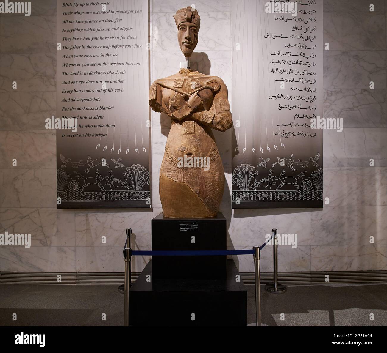 Grande statue de la 18e dynastie Pharaon Akhenaten au nouveau Musée national égyptien de la civilisation égyptienne (NMEC), dans le quartier de Fustat du Vieux Caire Banque D'Images