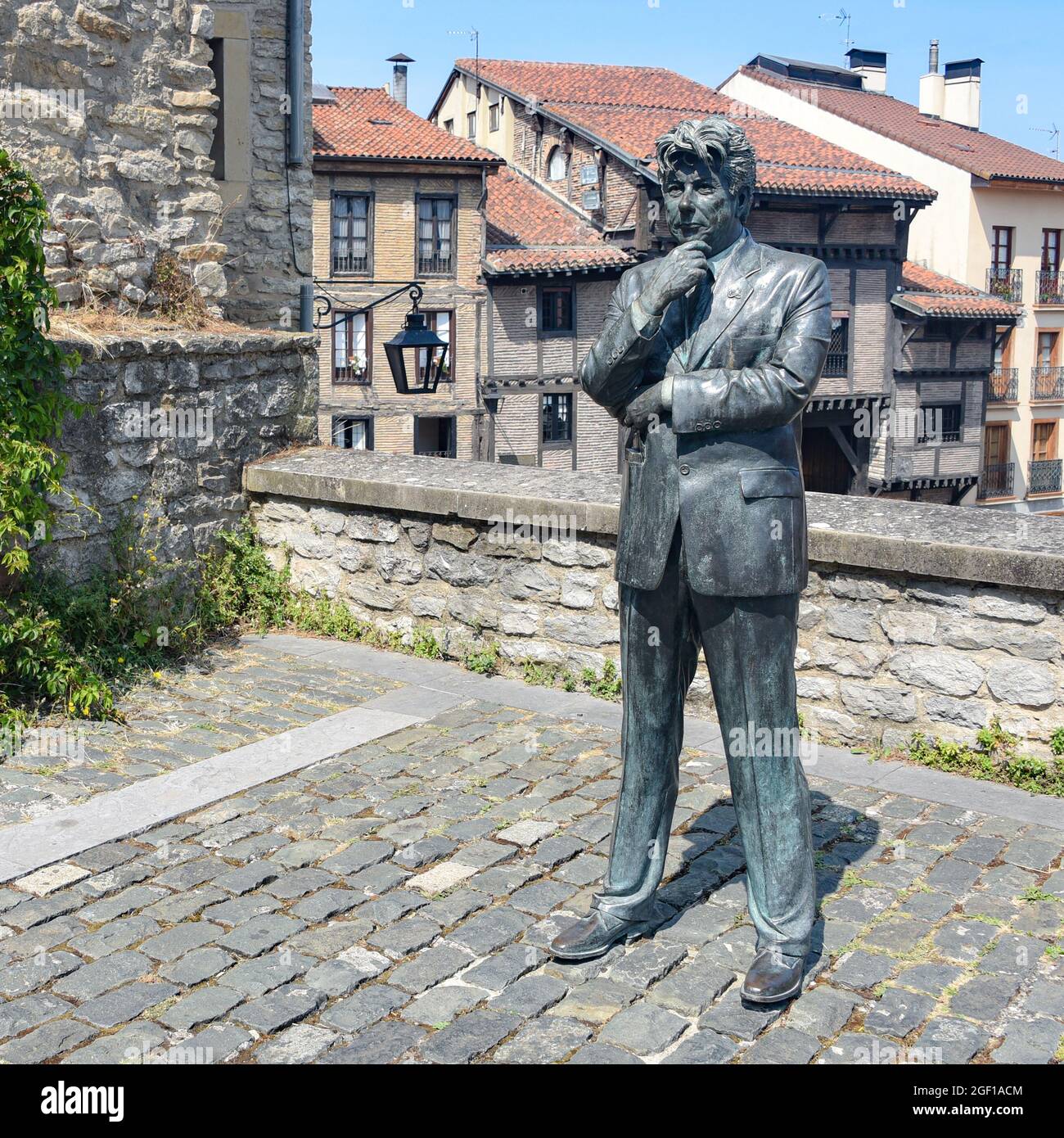Vitoria Gasteiz, Espagne - 21 août 2021 : statue de l'auteur de Wlesh Ken Follett devant la cathédrale Santa Maria Banque D'Images