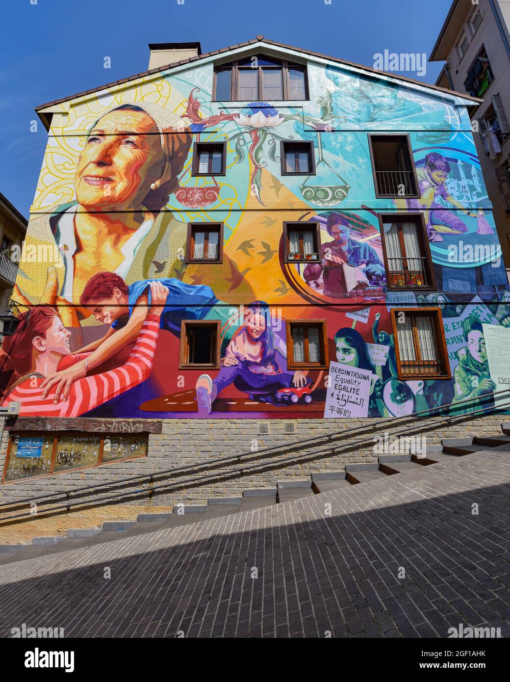 Vitoria-Gasteiz, Espagne - 21 août 2021: 'La Luz de la Esperanza (lumière de l'espoir) rue murale dans la vieille ville de Vitoria Gasteiz Banque D'Images