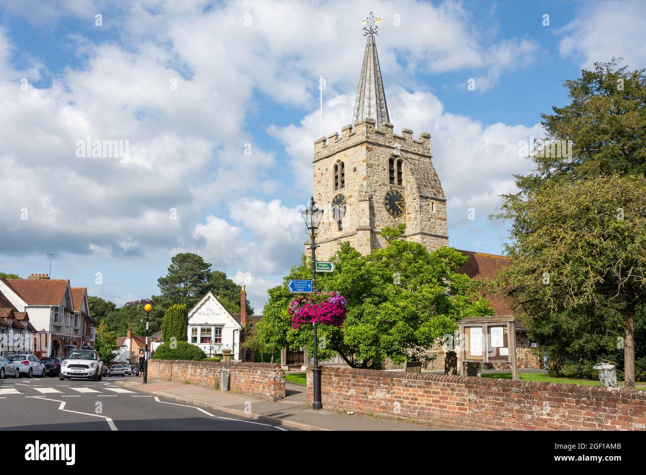 L'église Saint-Laurent, la grande rue, Chobham, Surrey, Angleterre, Royaume-Uni Banque D'Images