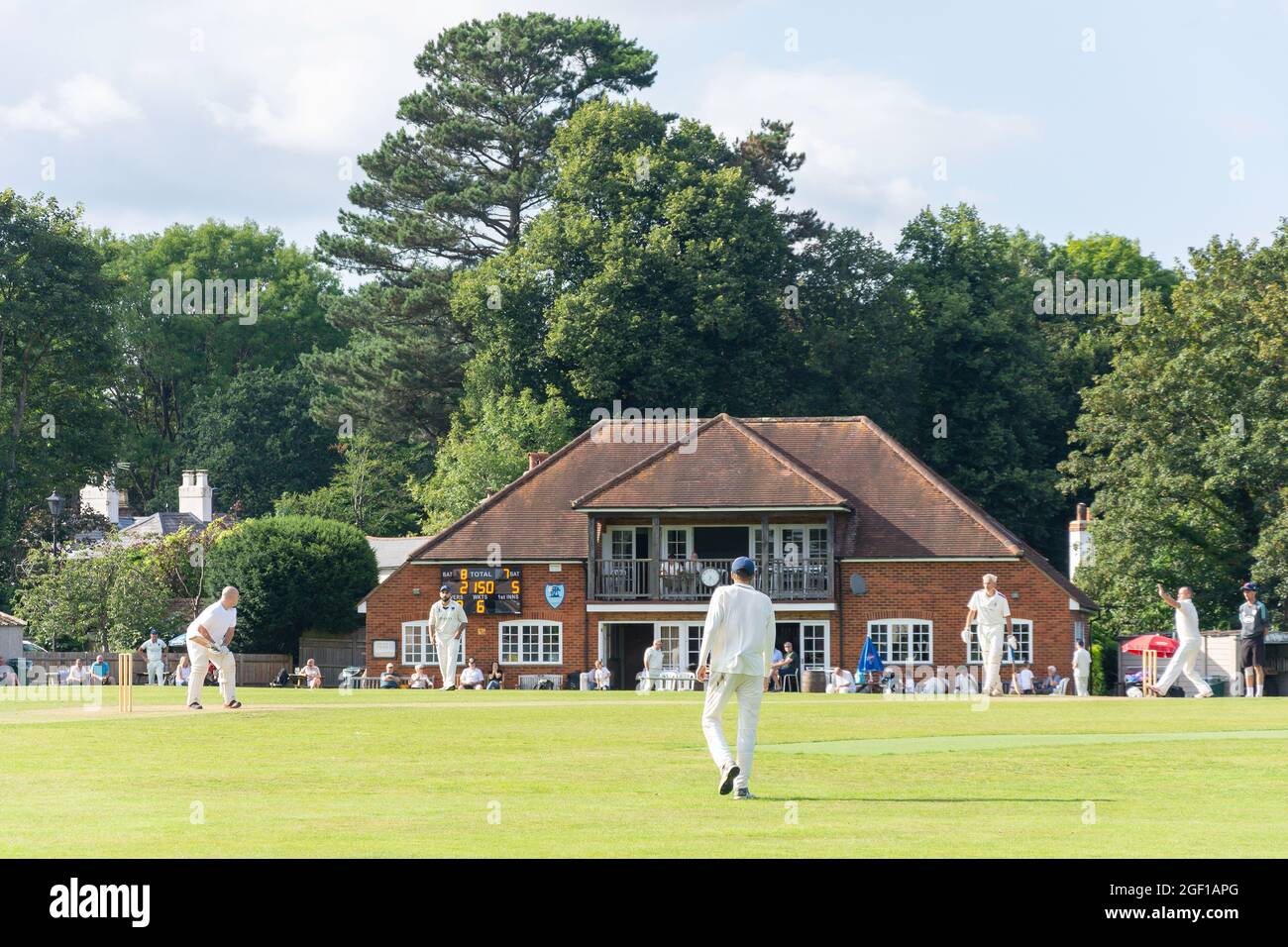 Match de cricket local et pavillon, terrain du club de cricket de Chobham, Chobham, Surrey, Angleterre, Royaume-Uni Banque D'Images