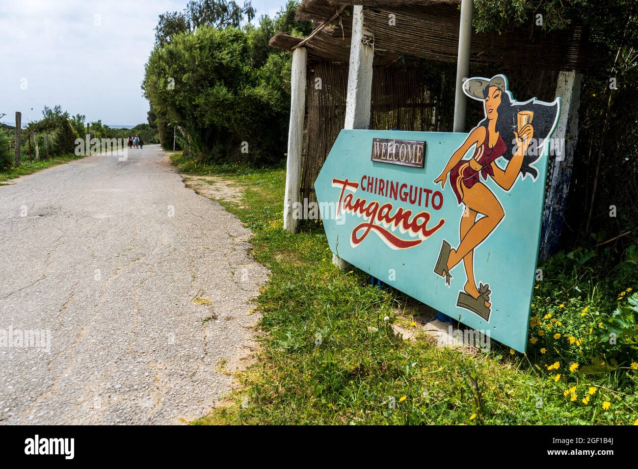 TARIFA, ESPAGNE - 04 avril 2021 : une fermeture d'un panneau d'affichage de restaurant à côté d'une route rurale près d'une plage à Tarifa, Espagne Banque D'Images
