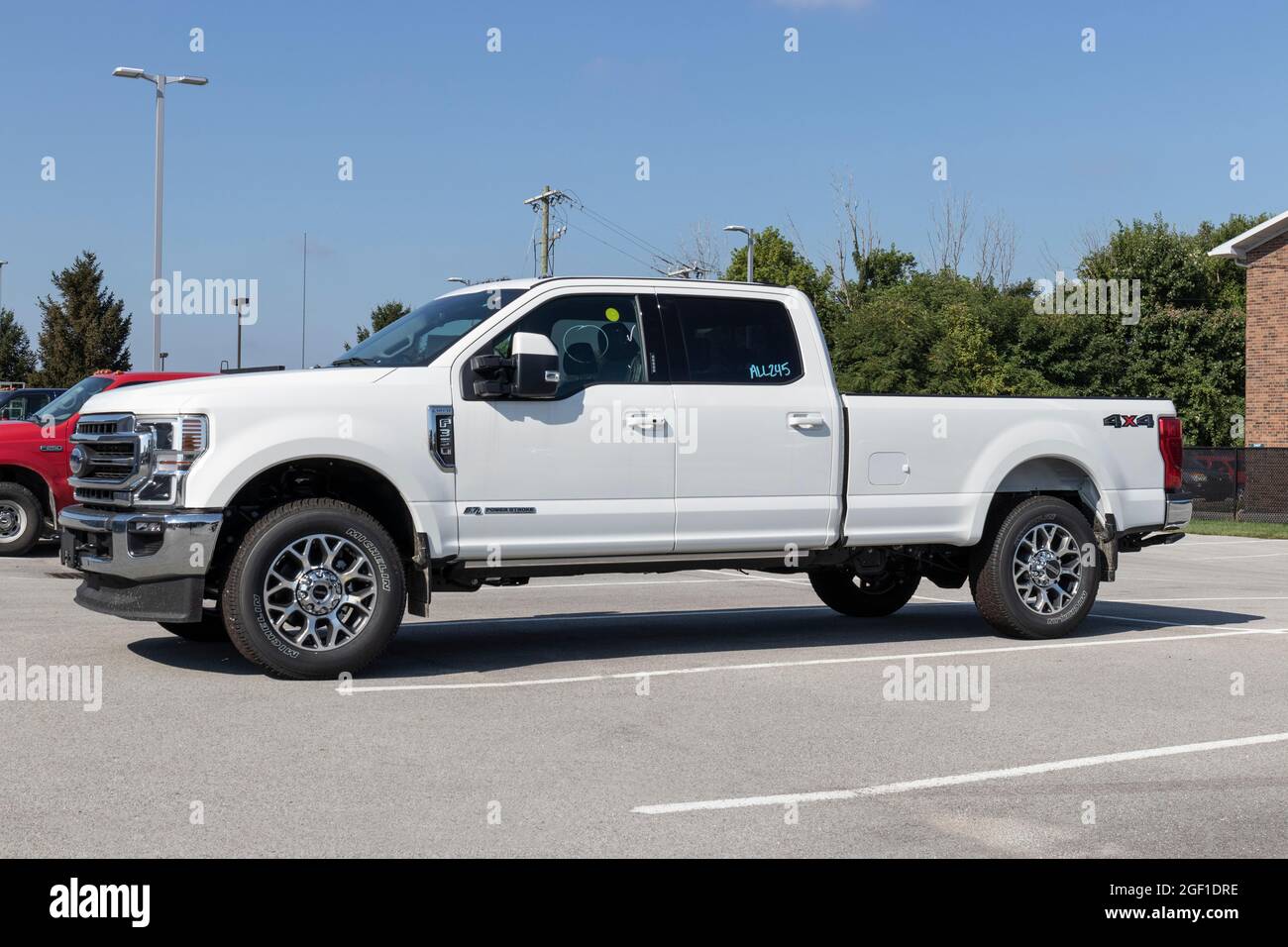 Kokomo - Circa août 2021 : exposition de Ford F-350 dans un concessionnaire. La Ford F350 est disponible en versions XL, XLT, Lariat, King Ranch et Platinum. Banque D'Images