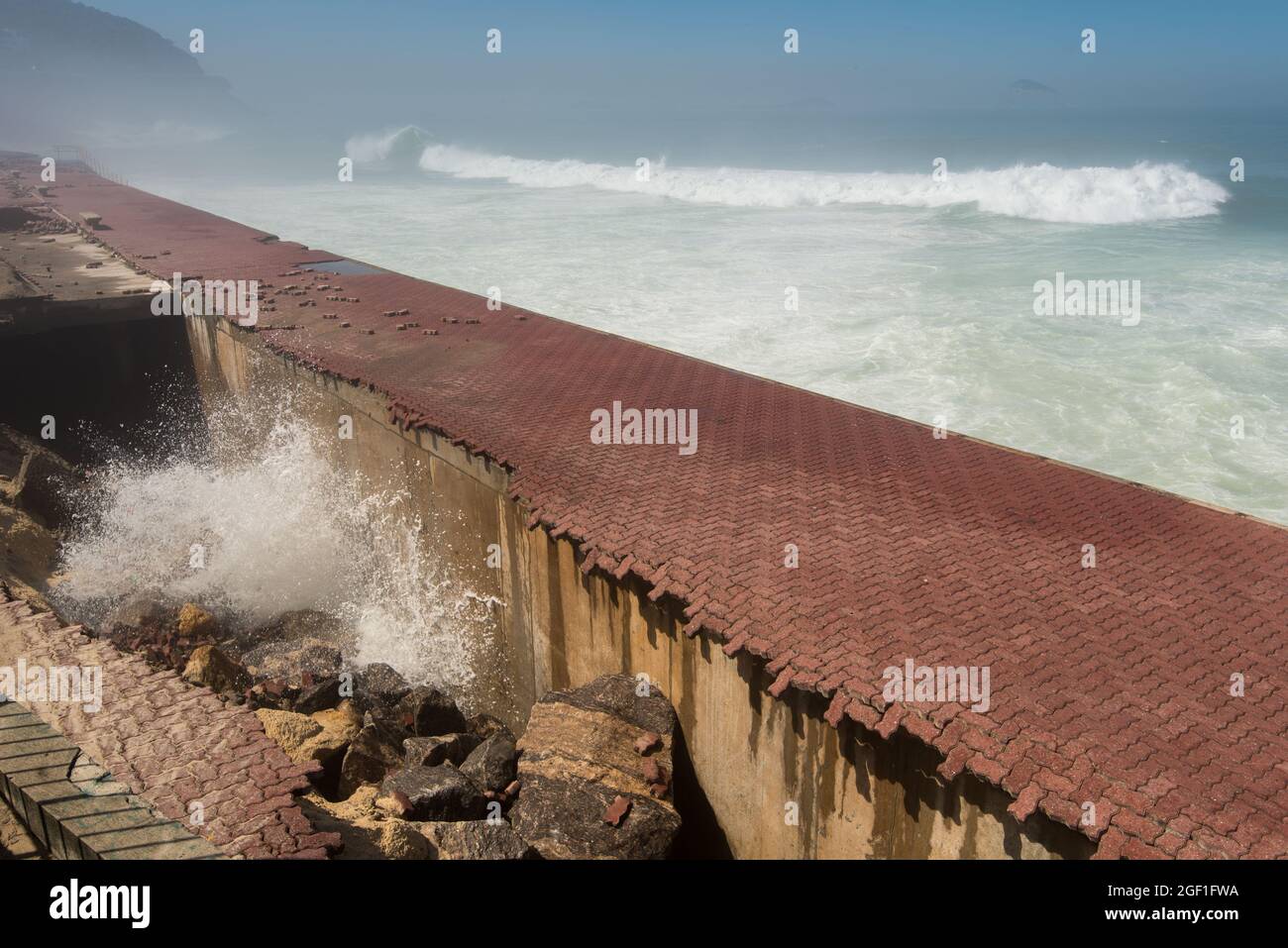 La promenade de Sao Conrado à Rio de Janeiro est ruinée par de fortes vagues de l'océan Banque D'Images