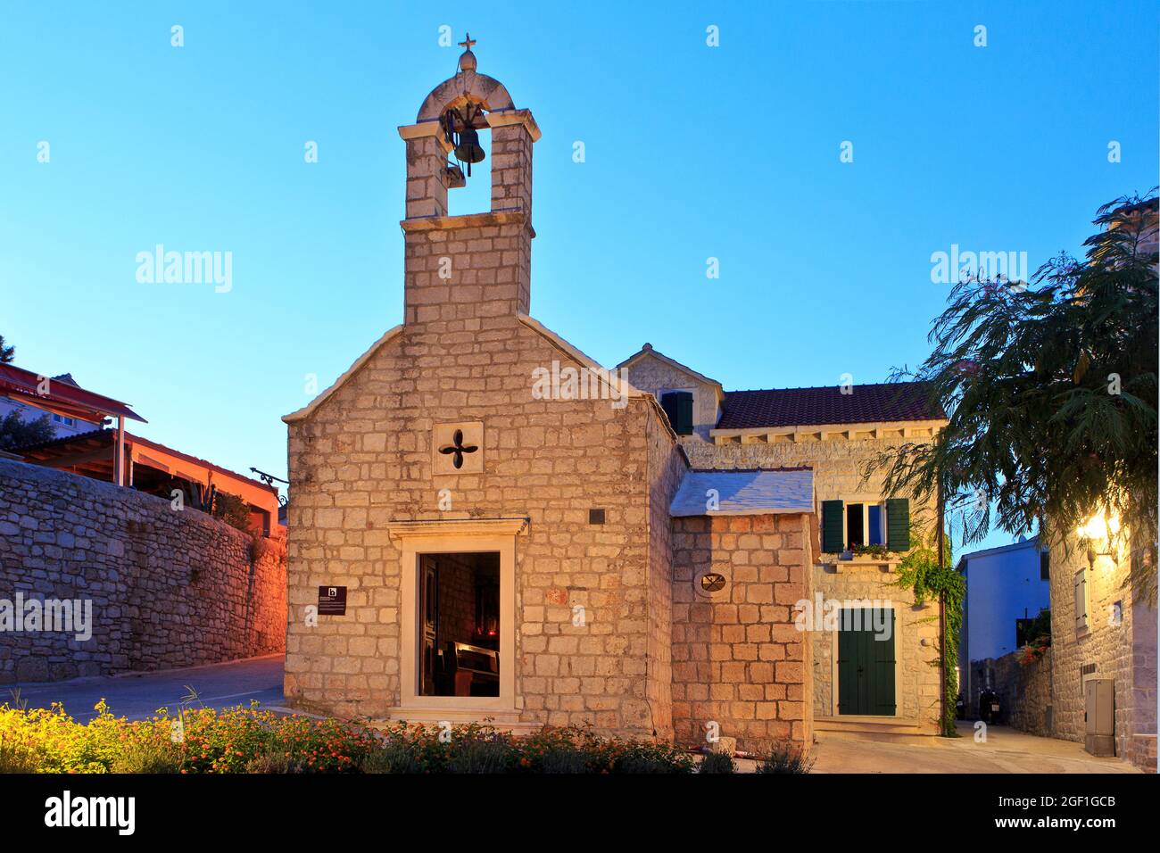 L'église Saint-Antoine (Crkva sv. Ante) à bol, sur l'île de Brac, en Croatie à l'aube Banque D'Images